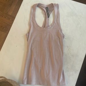 Vuori Liz Performance razorback tank dusk pink